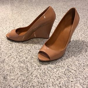 Nude patent leather wedges
